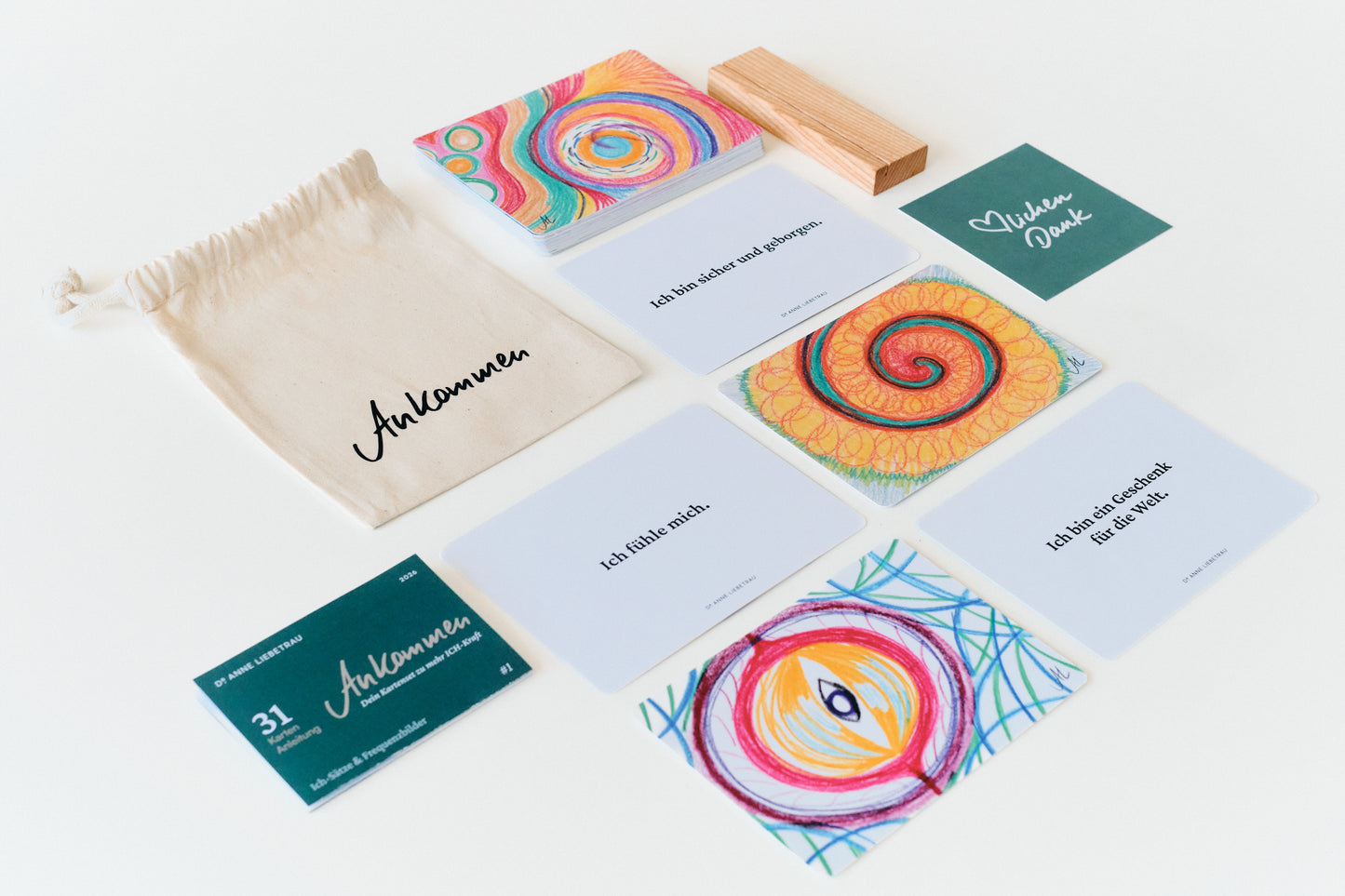 Frequenzkarten ANKOMMEN im Postkartenformat mit Beutel, Holzständer und der Karte „Ich bin sicher und geborgen“