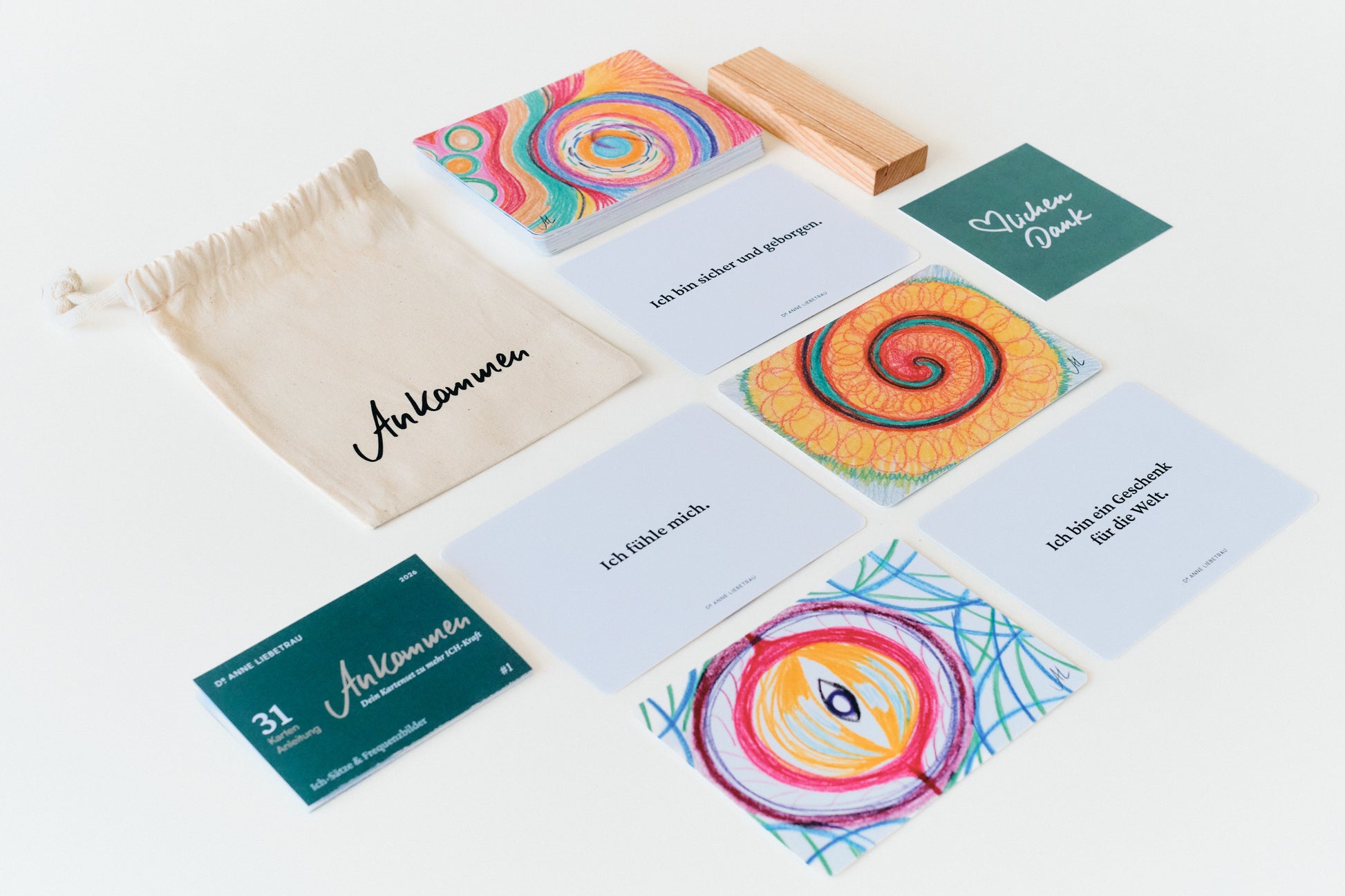 Frequenzkarten ANKOMMEN im Postkartenformat mit Beutel, Holzständer und der Karte „Ich bin sicher und geborgen“