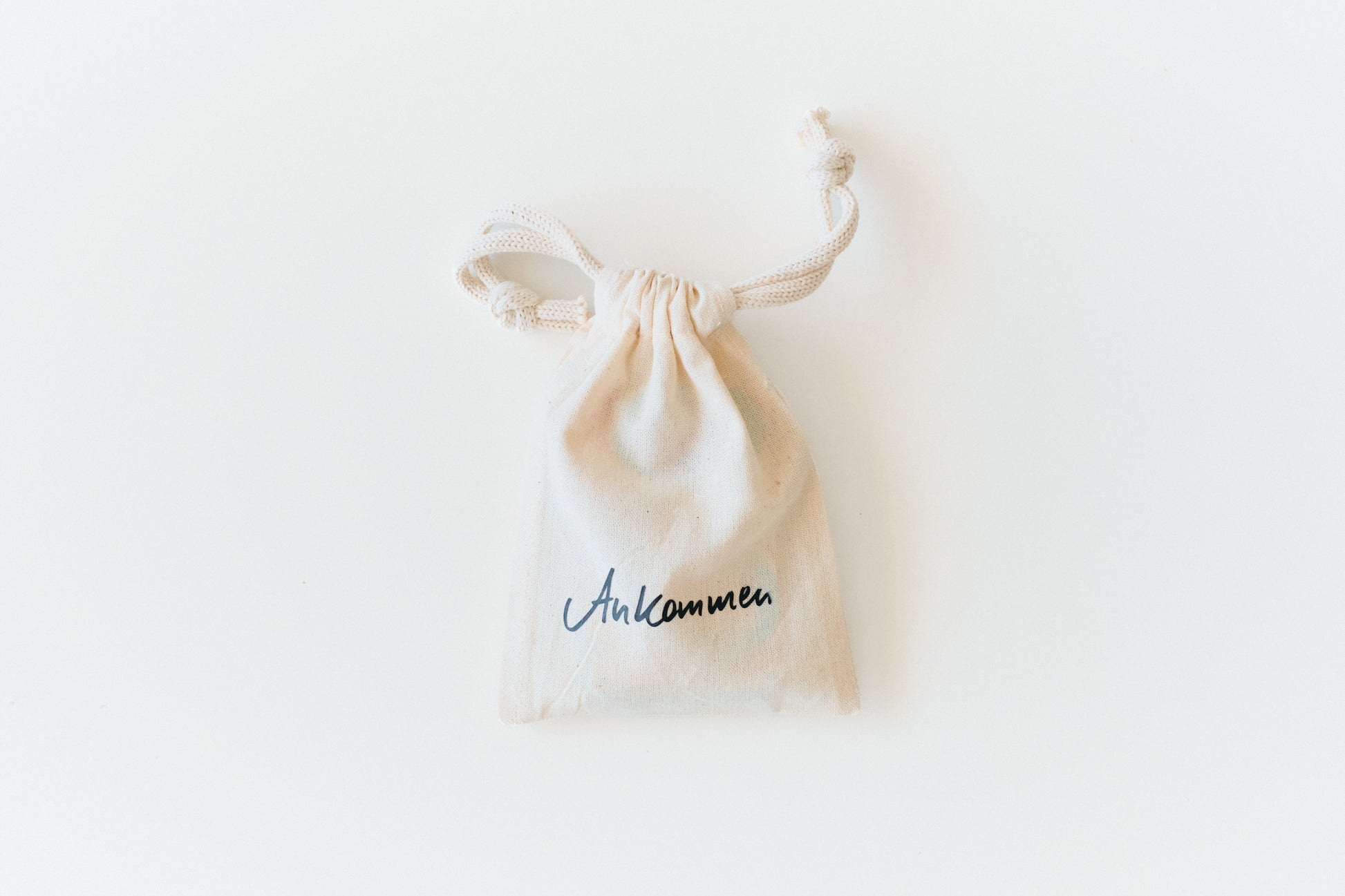 Naturweißer Baumwollbeutel mit dem Schriftzug Ankommen