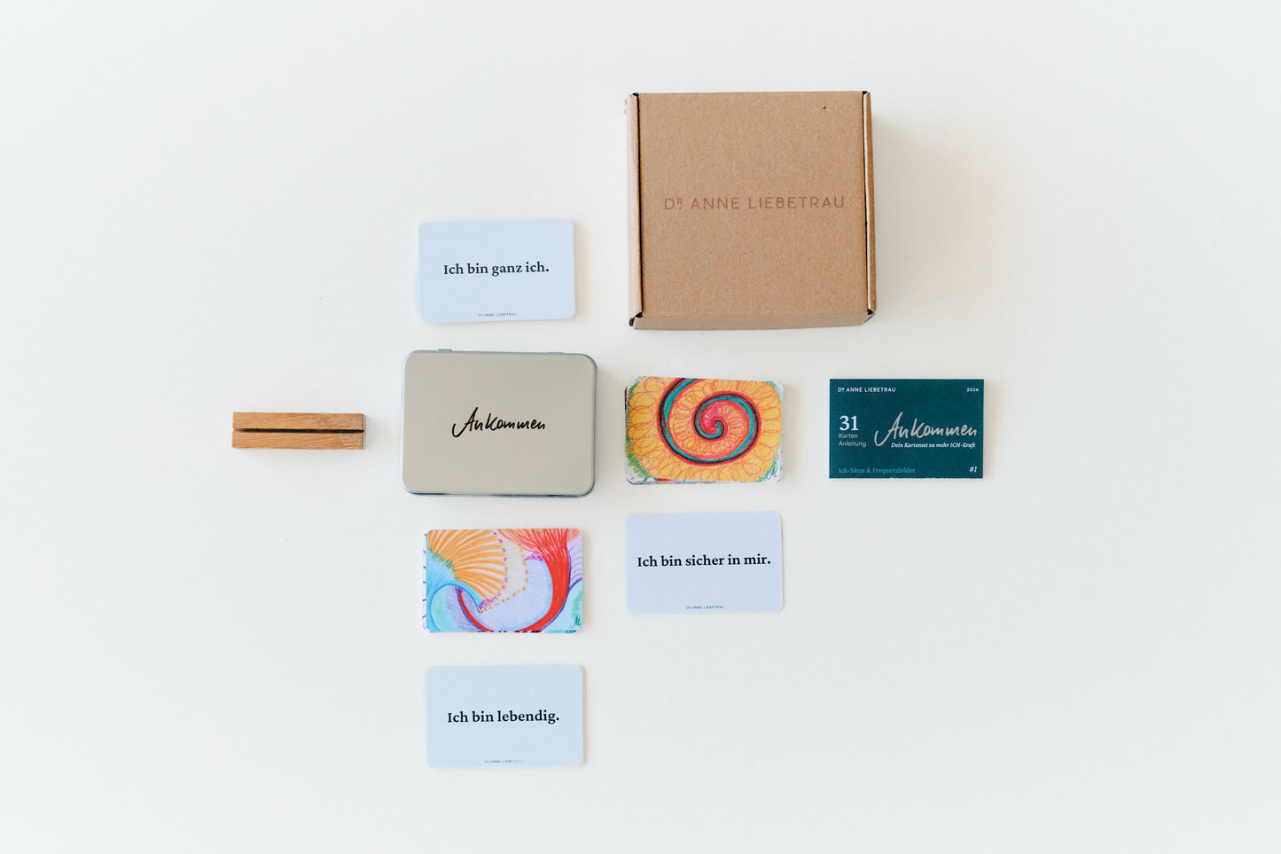 Geschenkbox ANKOMMEN von oben: Metallbox, Holzständer, Versandkarton und Frequenzkarten