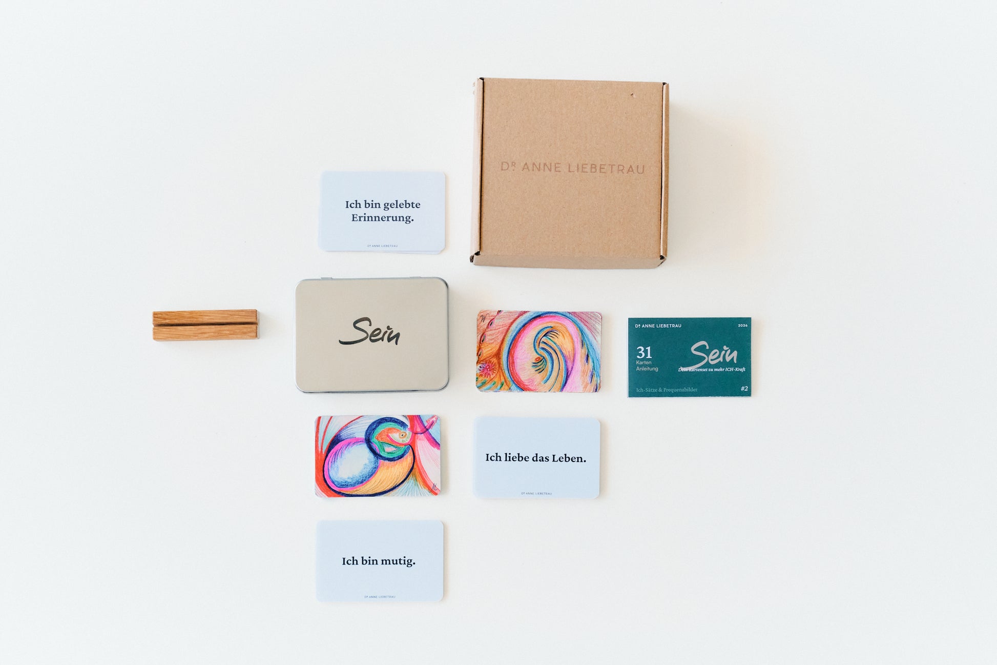 Geschenkbox SEIN von oben: Metallbox, Holzständer, Versandkarton und Frequenzkarten