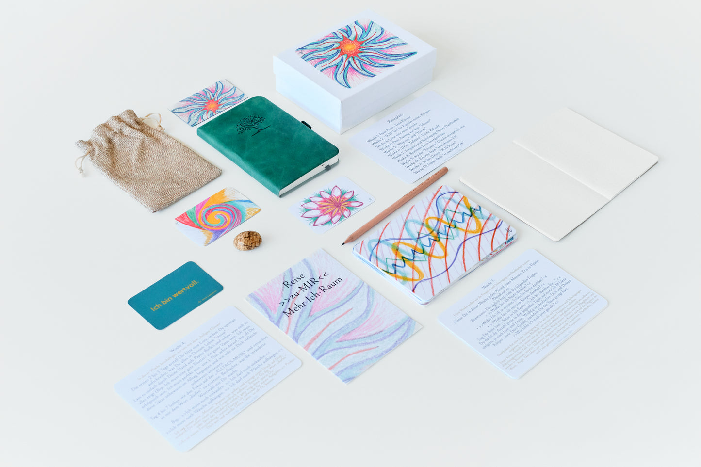 12-Wochen-Box „Reise zu MIR“ mit Jutebeutel, grünem Notizbuch, Frequenzkarten, Wochenkarten und Bleistift