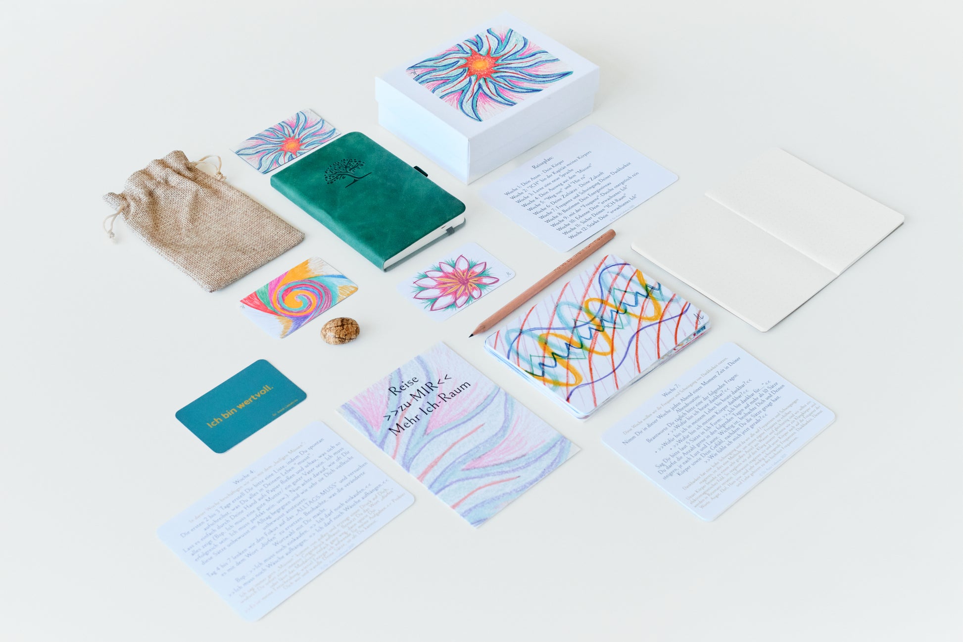 12-Wochen-Box „Reise zu MIR“ mit Jutebeutel, grünem Notizbuch, Frequenzkarten, Wochenkarten und Bleistift
